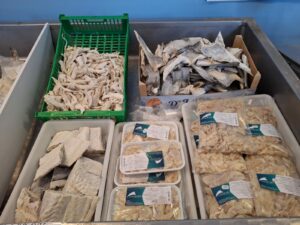 Morue émiettée , pavés, queues et nageoires