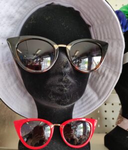 lunettes soleil noire rouge